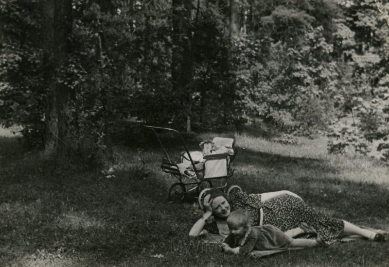 KKE 4970.jpg - Fot. W lesie. Dola z córką, Miratycze, 1938 r.